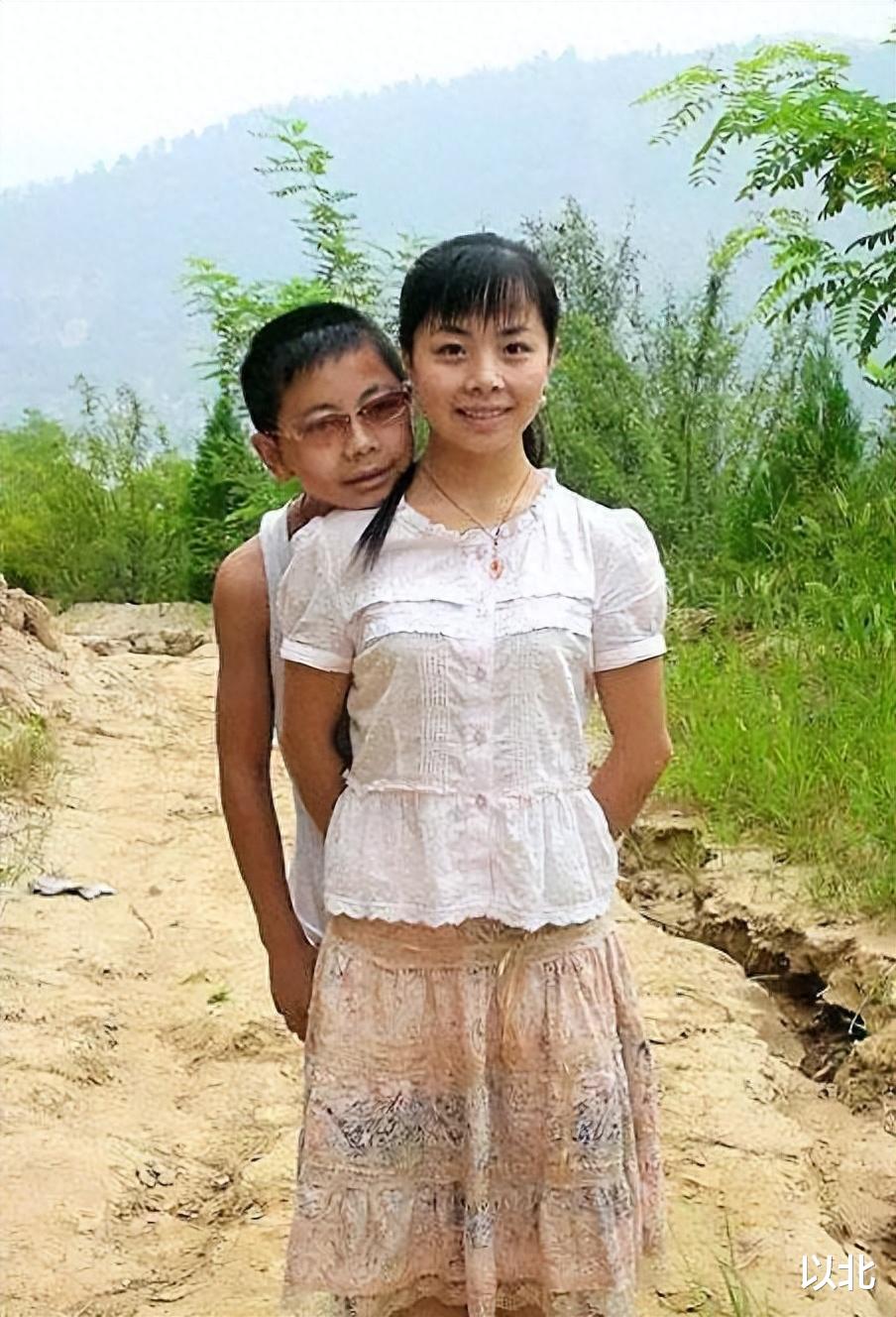 原来一直在伪装？草根歌手王二妮人设是真是假，瞒了观众好多年