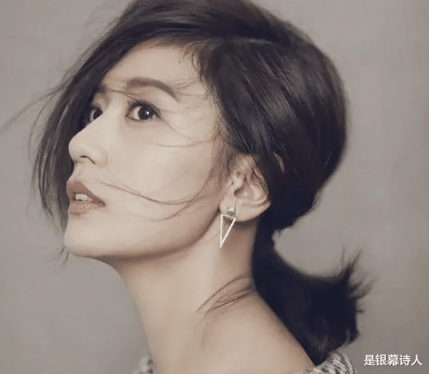 49岁贾静雯杀疯了:跑步瘦身大变样,这个腰臀比,真是绝了!