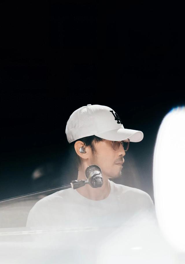 周传雄和女儿同台演出 网友感叹:周传雄说吾家有女初长成 很棒