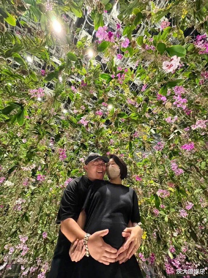 郝邵文捧老婆孕肚狂亲，曾为了继女不想要小孩，如今带货风生水起