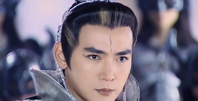 57岁焦恩俊地中海戴假发,走穴赚钱养俩女儿,身材倒是依旧能打