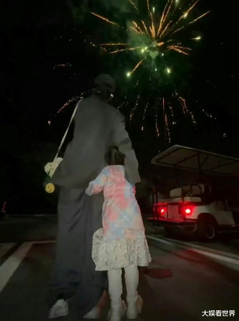 张碧晨晒与女儿合照，两人相拥画面温馨，小姑娘身高已到妈妈腰部