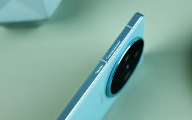 vivo彻底急眼了，X100s突降847元，超薄直屏+100倍超级变焦