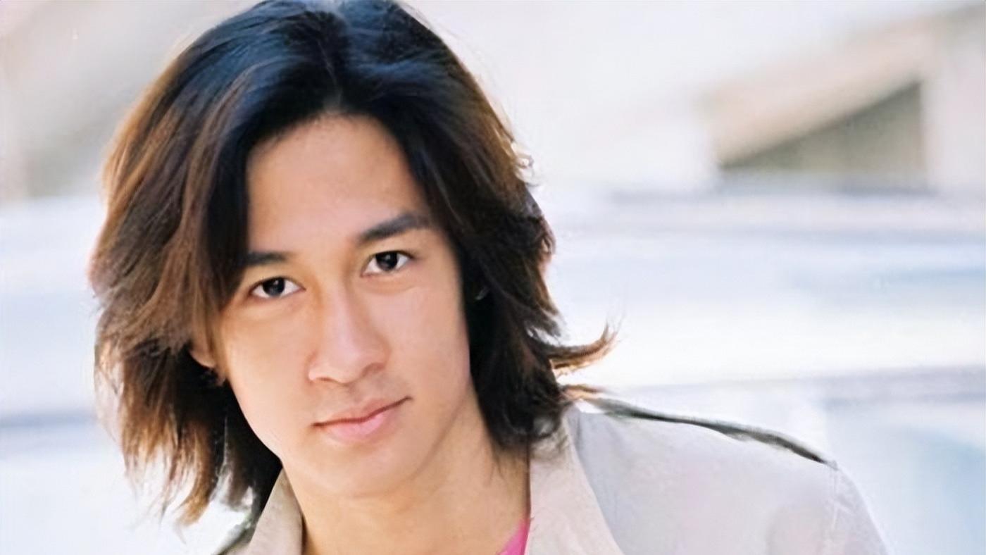 “花美男”唐治平：出道24年欠债20万，母亲绝望自杀，他拒认遗体