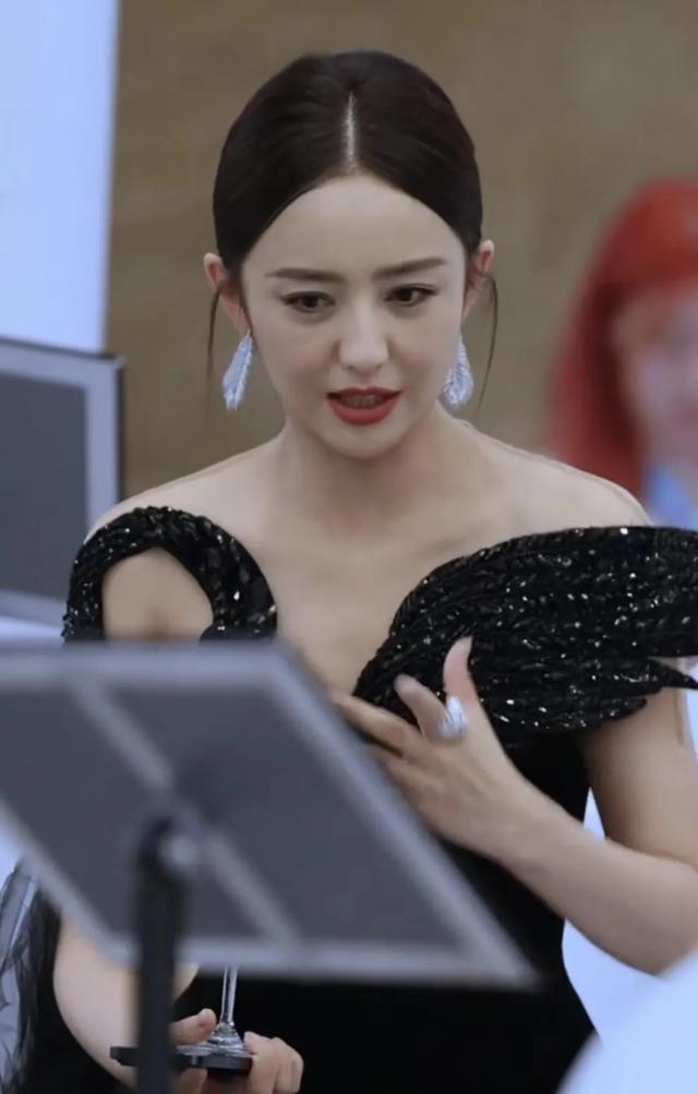 佟丽娅贴脸生图曝光,本人近照显老态,皮肤褶皱、黑眼圈太明显