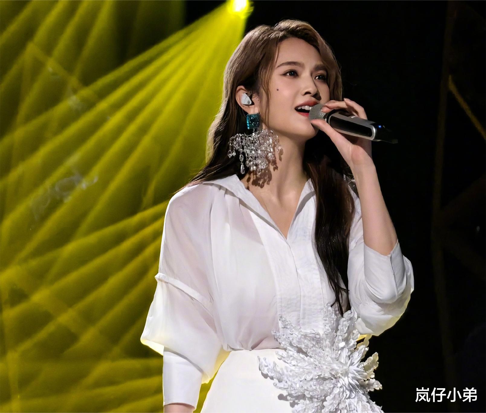 那英|乐评人嘲讽那英《歌手》舞台，连带杨丞琳一起吐槽，讽刺该唱儿歌