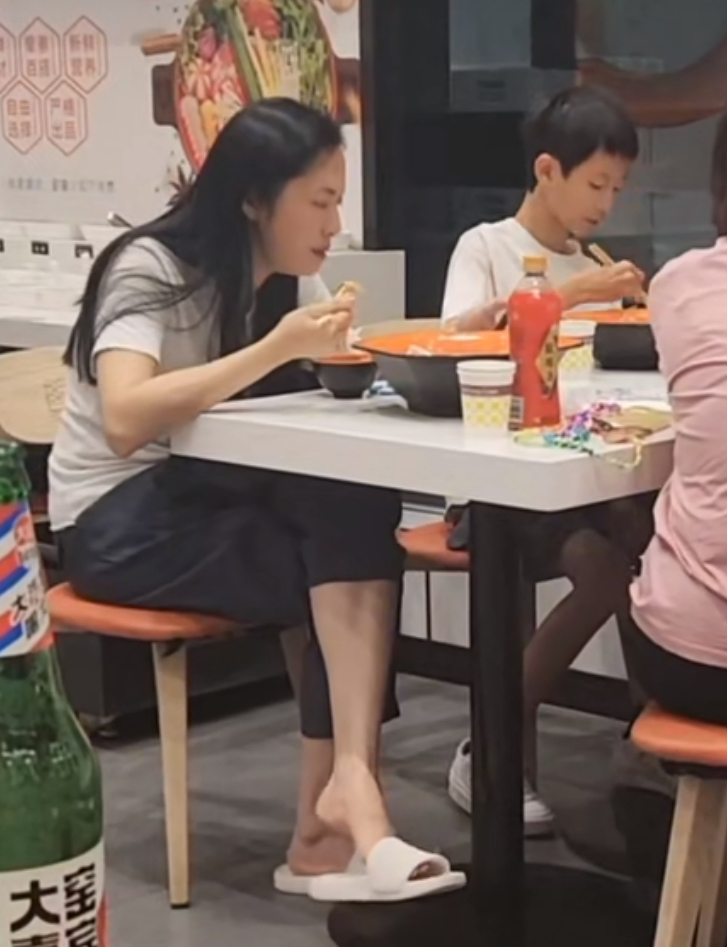 姚晨带儿子吃麻辣烫,穿拖鞋露面超接地气,11岁小土豆长腿抢镜