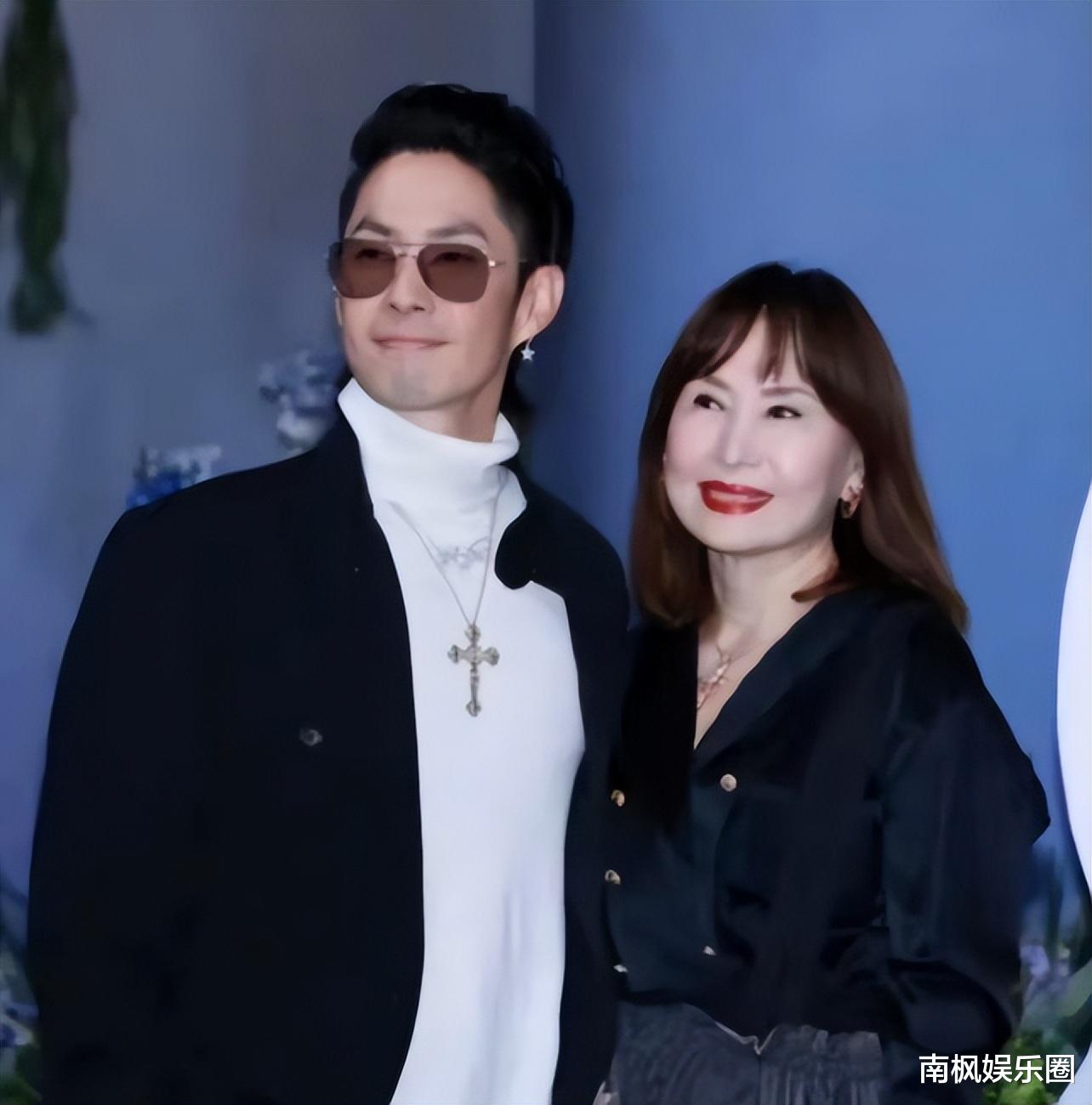 萧敬腾婚礼：贾静雯露肩，小S露腿，都败给了“全裹”出镜的舒淇