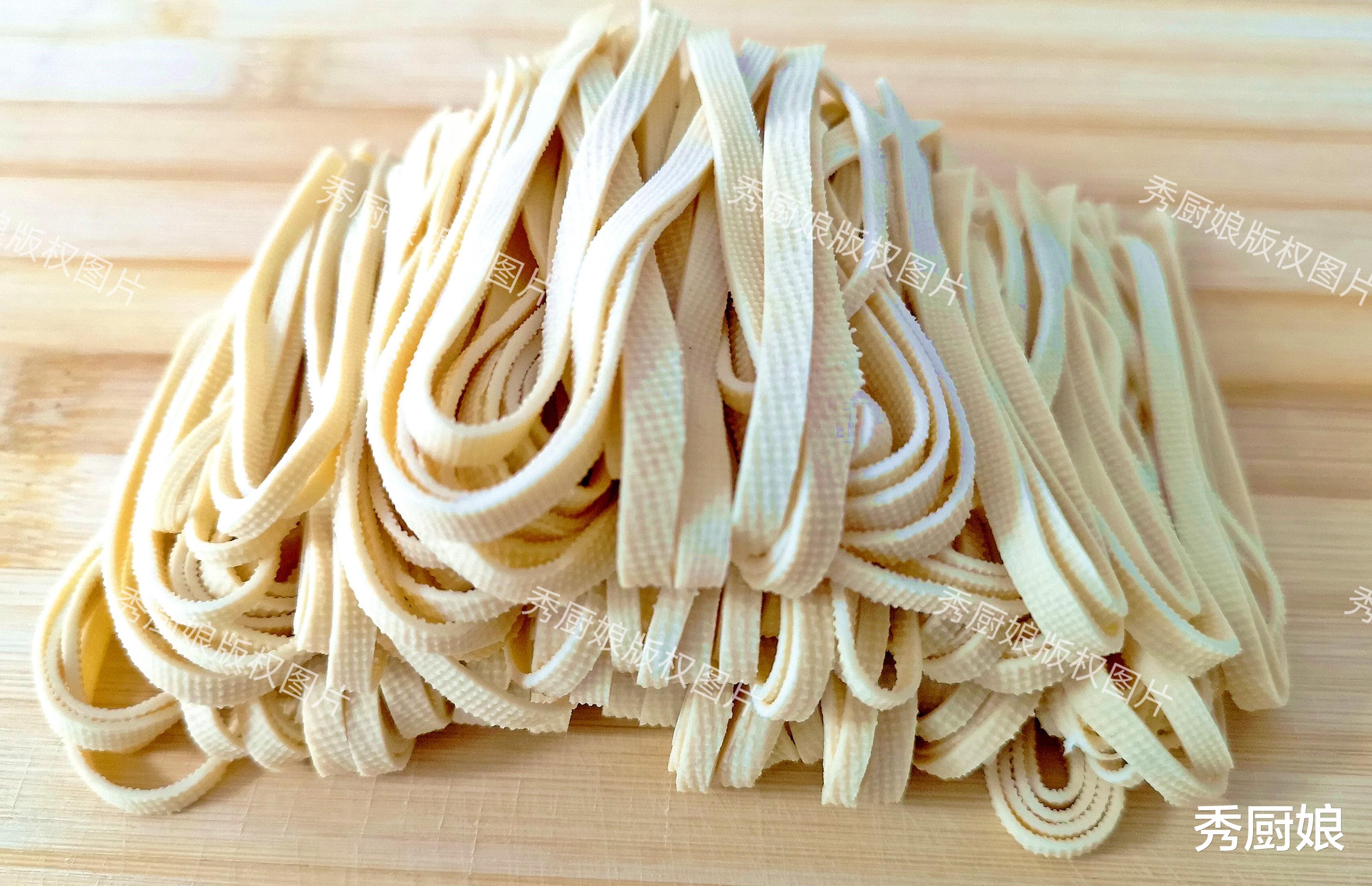 三伏天，少吃鸡鸭鱼肉，多吃它，蛋白质含量极高，3元就做一大盘