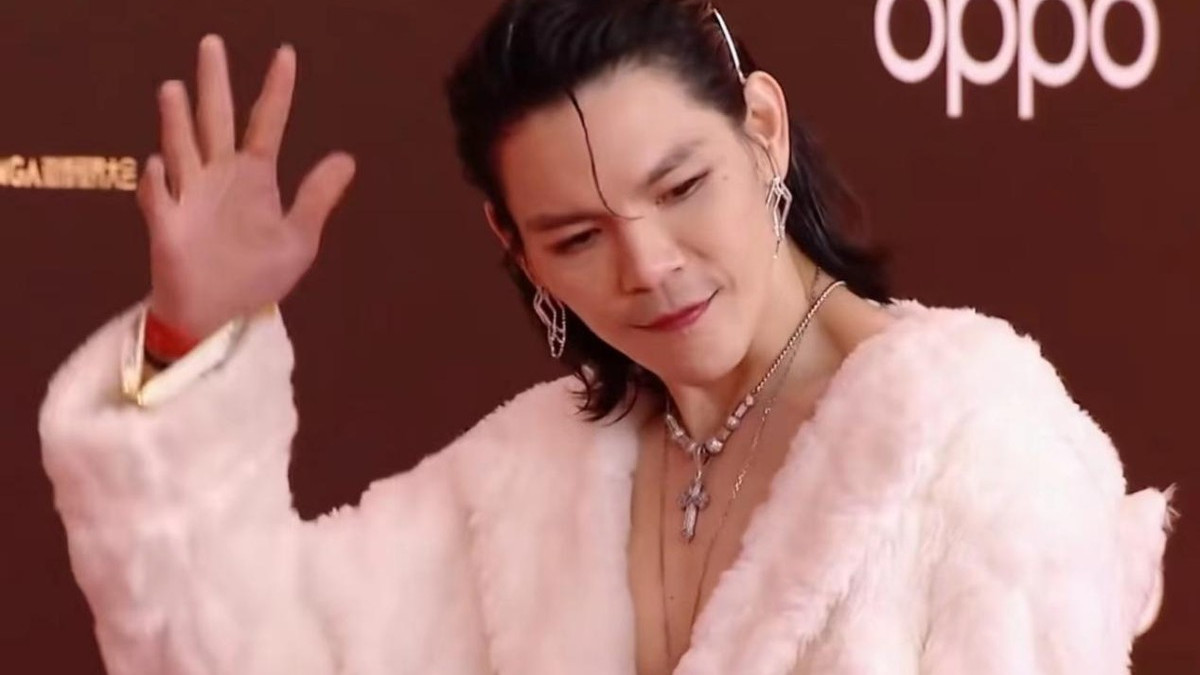 北京这一夜的红毯，将向佐的“荒诞”，展现得淋漓尽致