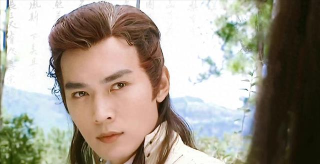 57岁焦恩俊地中海戴假发,走穴赚钱养俩女儿,身材倒是依旧能打