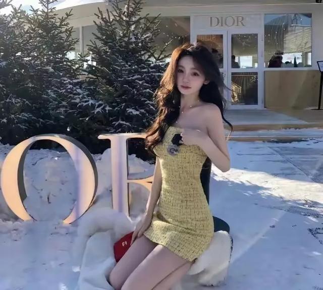 懒懒回国王思聪身边添佳人,一拖二逛手办店,黄一鸣再出惊人之语