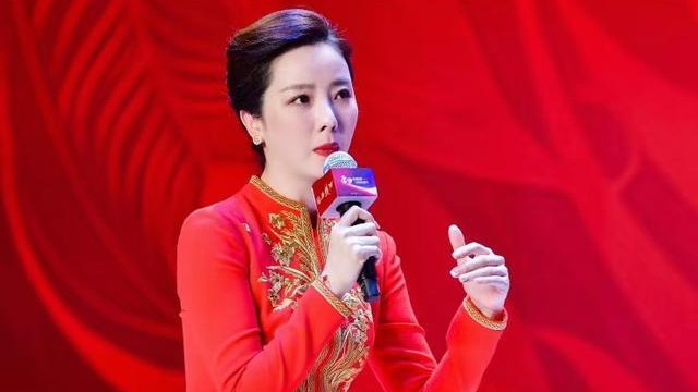 李思思央视离职后首度商演，为酒业主持年会，工作四小时赚六位数