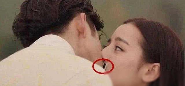 史上最尴尬的穿帮镜头：迪丽热巴我忍了，关晓彤这个太明显了吧