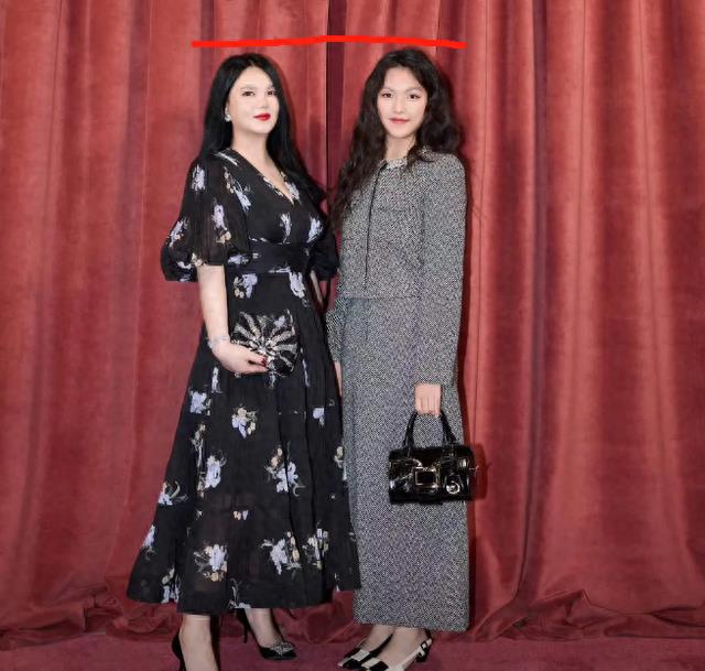 14岁王诗龄罕露面，身高反超李湘，采访时全程英文，尽显名媛气质