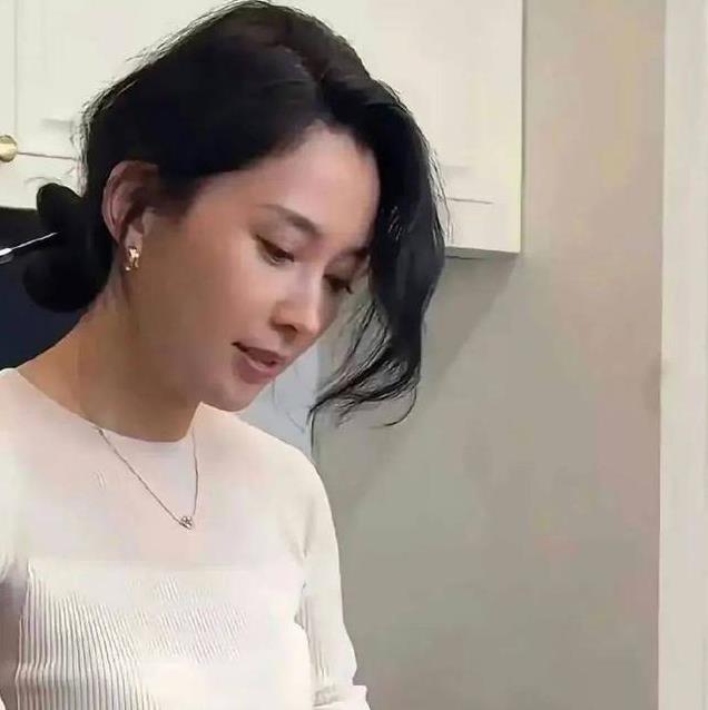 53岁汪峰真有“口”福，女友不穿围裙大秀厨艺，颜值都能看饱了!