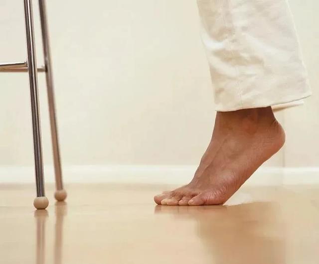 “筋长一寸、寿延十年”，原来这才是最适合中老年人的拉筋方法！