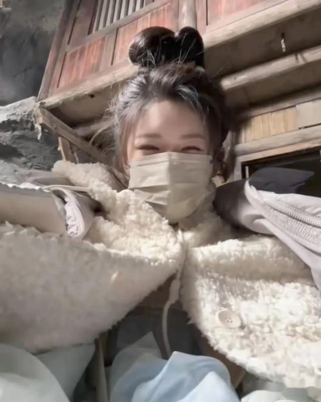 新年第一天！赵露思晒最新近照！吃饭只能用勺子！走路也摇晃