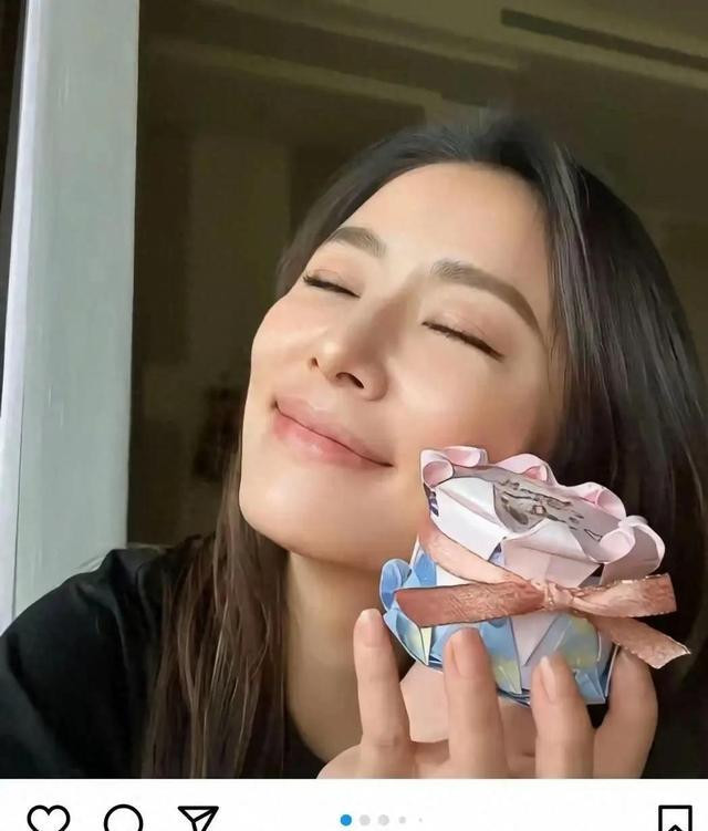 林心如女儿母亲节礼物引全球瞩目，7岁女儿以流利英文感恩