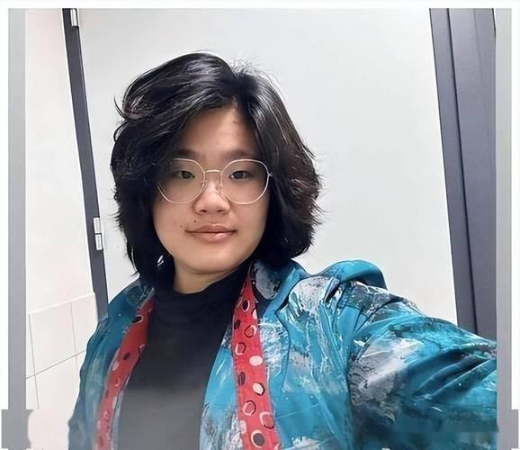 毕福剑女儿被批“不男不女”,把父亲自以为豪的体面,摔得稀碎