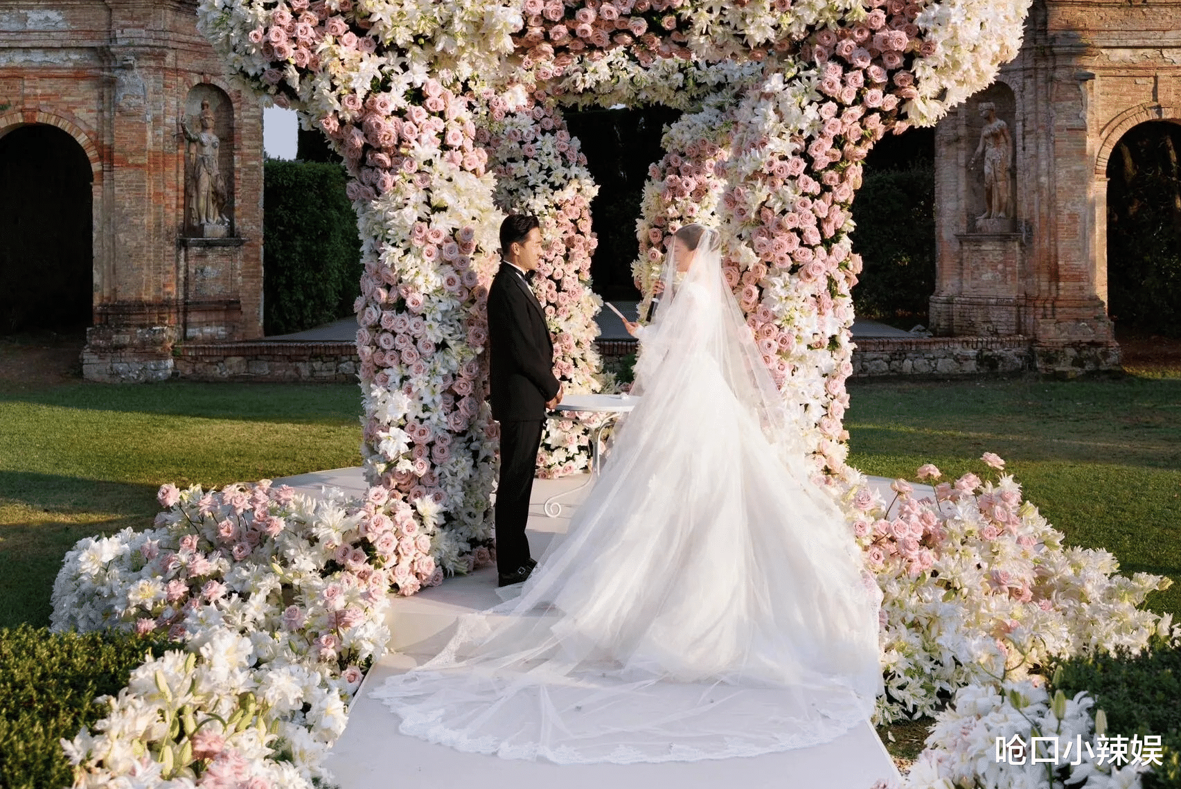 吴千语大婚现场照翻车,朴素婚纱遭嘲笑,网友:一件珠宝都没有?