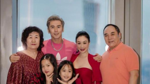 钟丽缇一家六口来拜年，穿高开叉红裙美丽动人，与大10岁婆婆同框竟似奶奶和孙女