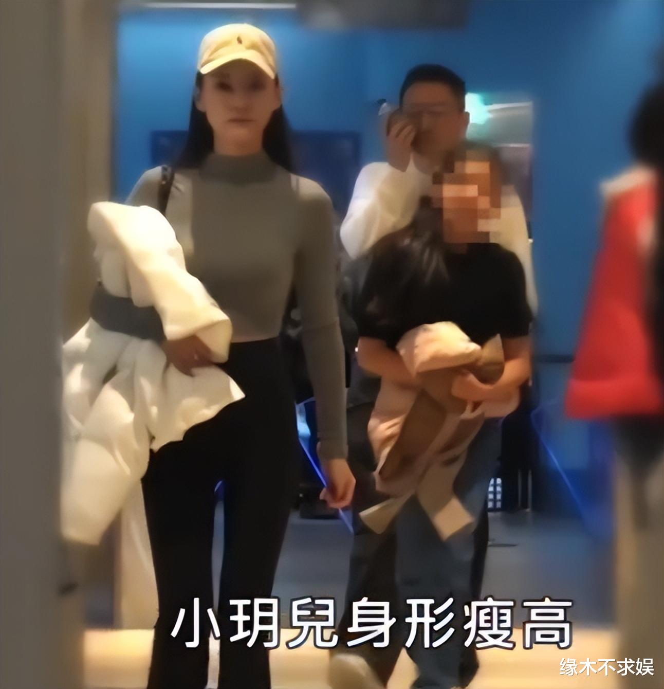 汪小菲带女儿滑冰!女友穿露脐装身材好,细节见小玥儿和后妈关系