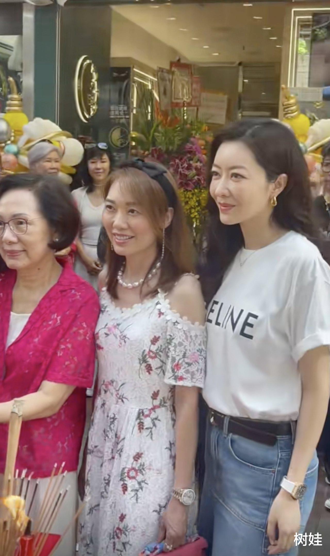 郭可盈弟弟表店开张全家到贺,大姐小妹也在场,姐妹仨都像郭妈妈