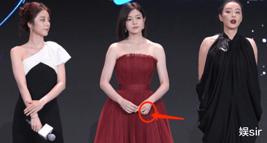 41岁陈妍希戴婚戒亮相,破婚变传闻?网友:“狐狸尾巴”彻底藏不住了