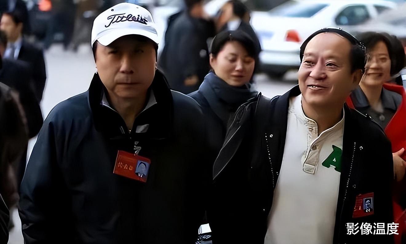 太凄惨!75岁牛群近况罕见曝光:沧桑衰老目光呆滞,离婚后一人居住贫民窟