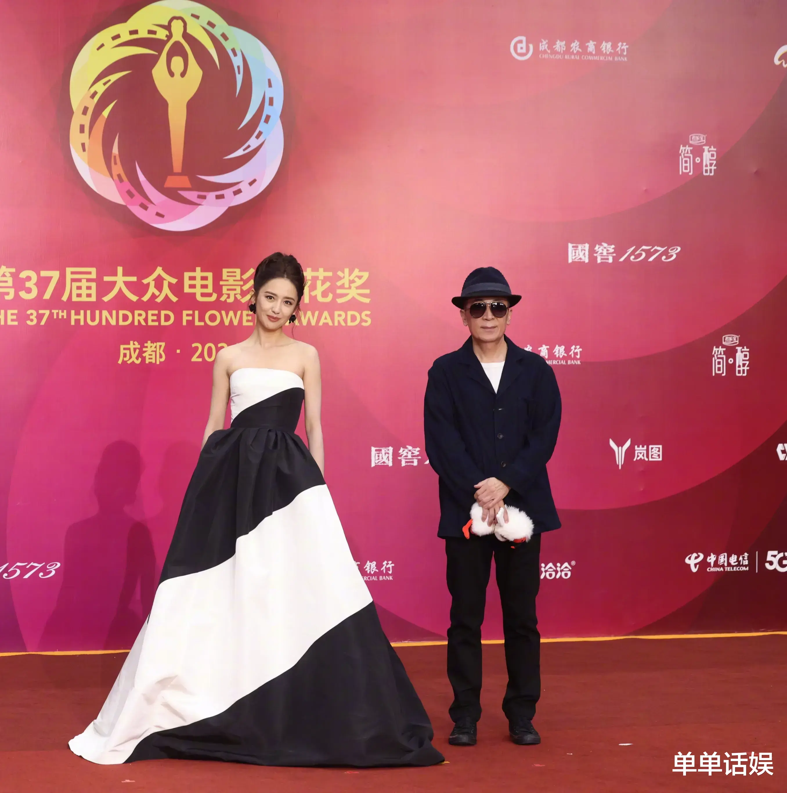 佟丽娅亮相第37届大众电影百花奖,一袭黑白抹胸礼服,从容自信