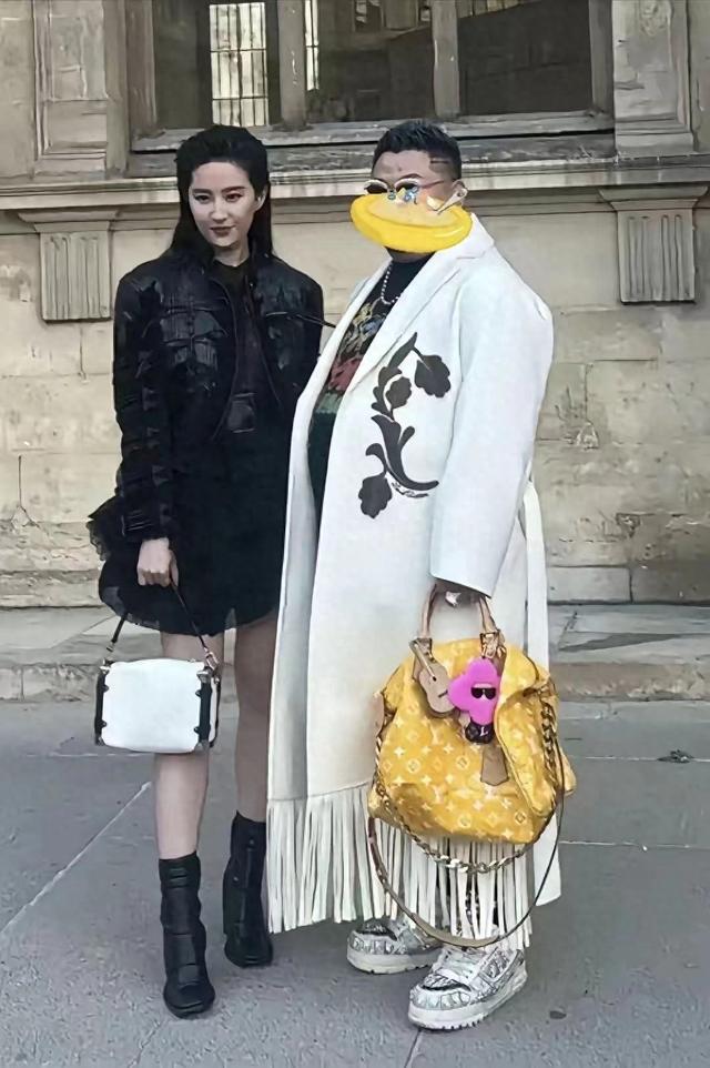 刘亦菲合影的胖子到底有多牛？一个月买七个鳄鱼皮，曾开怼周冬雨