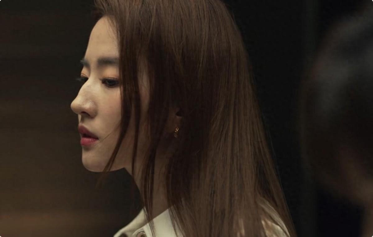 三十几的刘亦菲终于不“藏”了,穿蓝色泳装凸显傲人身材