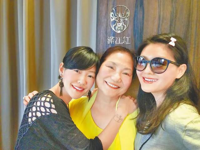 小S认怂了!骨灰放家里被邻居156字怒怼,给大S改树葬称姐姐遗愿