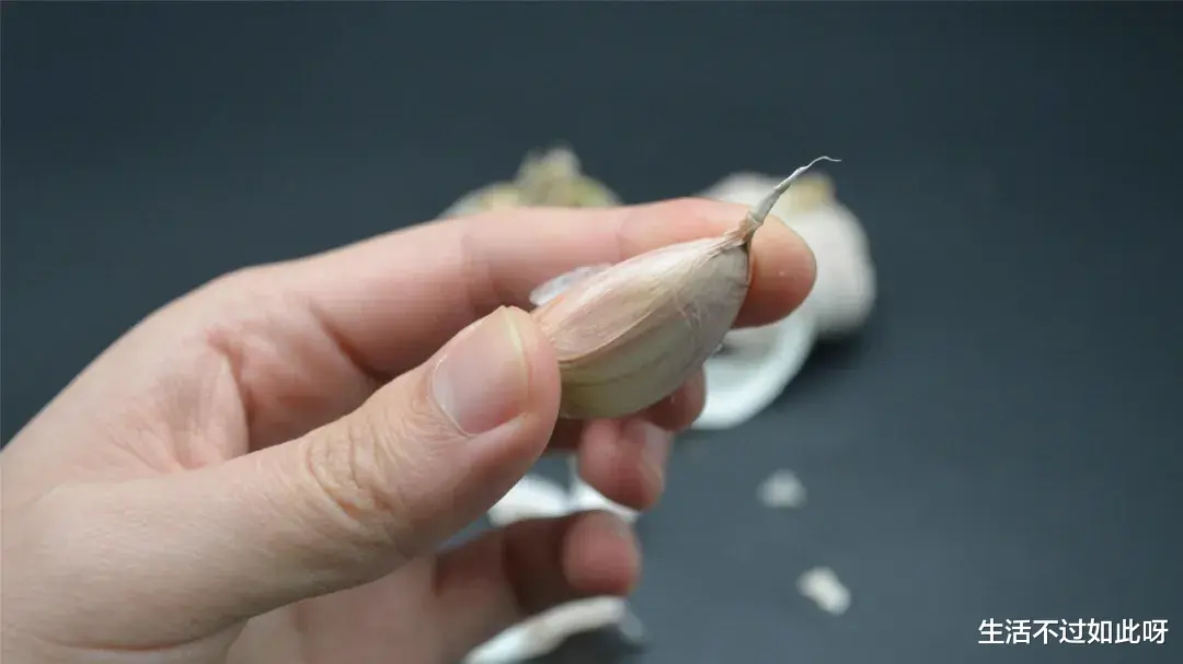 今天才了解,大蒜上有个机关,只需轻轻一碰蒜皮立马脱落,长见识