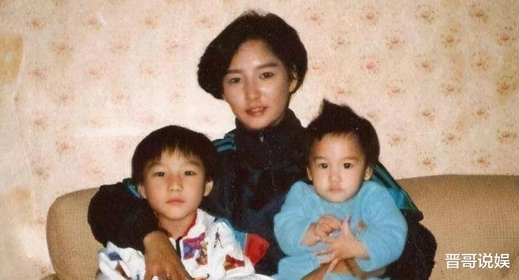 59岁女港星素颜露面，面容苍老网友不信，和山寨“周星驰”合作拍网大