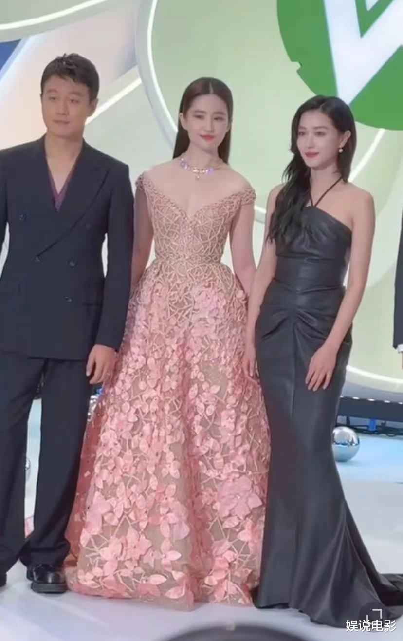 刘亦菲唐嫣合照,友谊长青,网友表示两位姐姐都好美