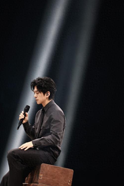 疑似李健老婆怀孕，李健小心翼翼扶老婆下台阶，网友：好恩爱！