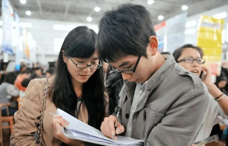 机会来了！国有银行春招正在进行，考生报考前要了解行业利弊