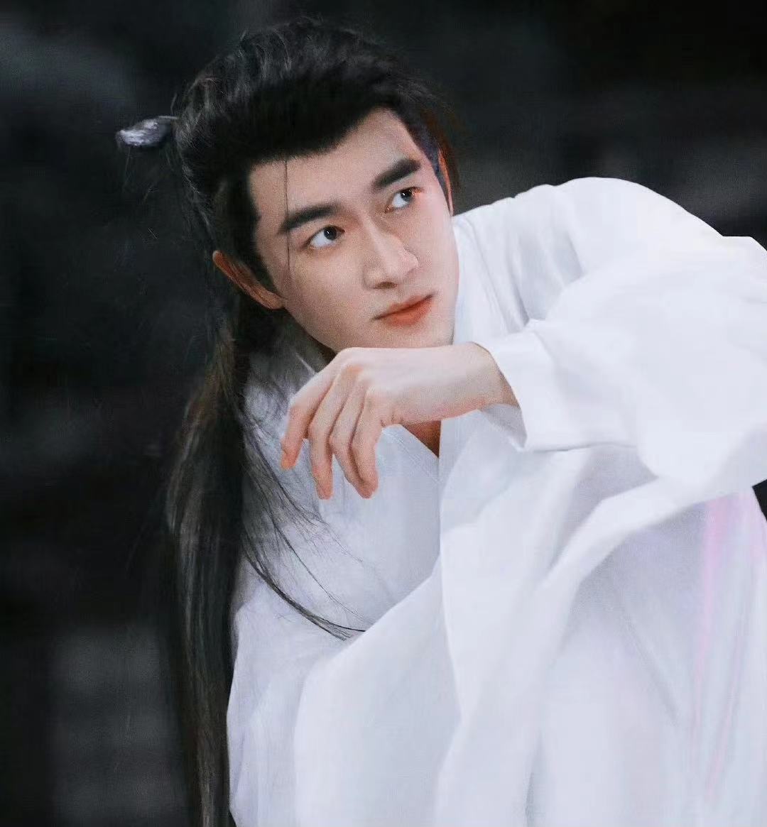 《与凤行》后林更新又火了,3部剧成养老保险,当书模的老黄历都翻出来了,那时好帅