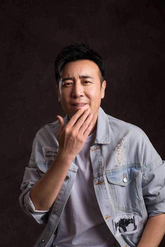 于和伟：3岁丧父，吃姐姐奶水长大，成名后为8个哥哥姐姐买房！