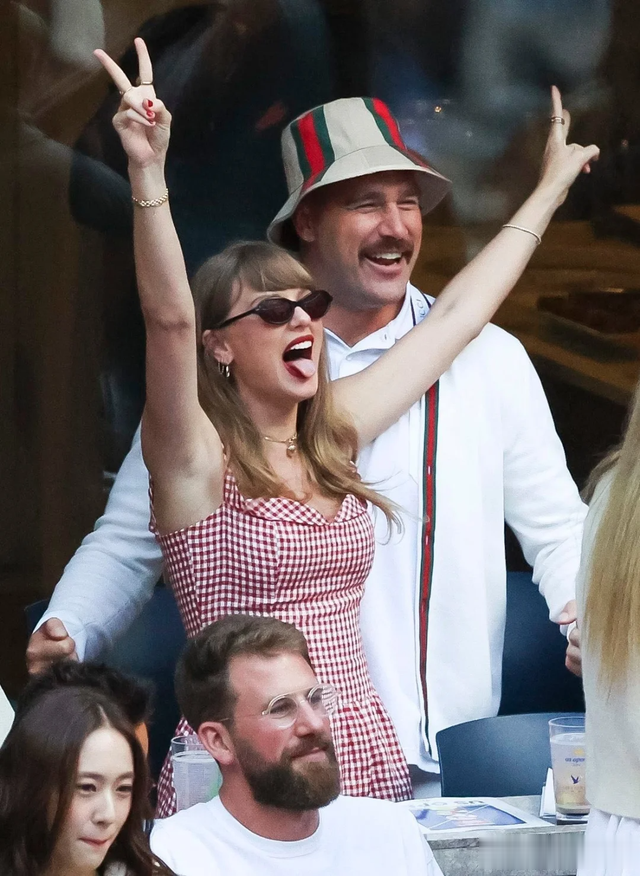 Taylor swift 和男朋友观看美网男单决赛,观众席变成了狗粮席