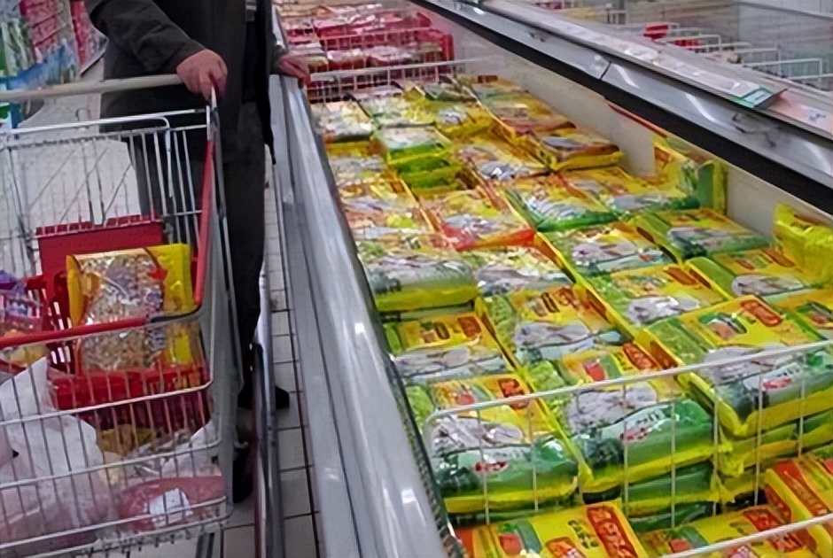 超市里几块钱一袋的冻饺子,能吃吗?听超市员工说完:幸好没买