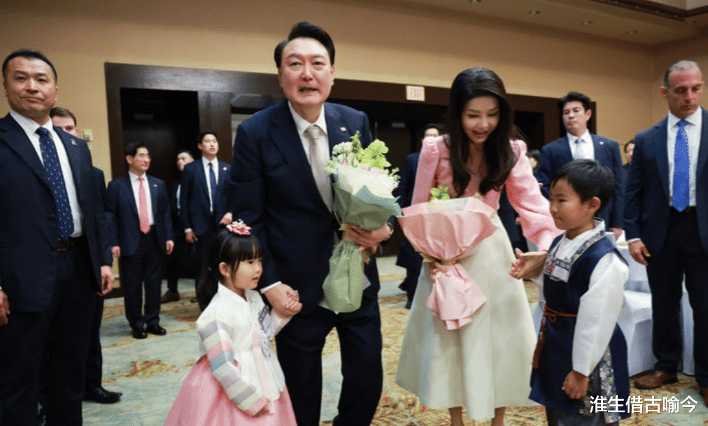 52岁韩国第一夫人出访，穿粉衣白裙扮嫩，一张“整容脸”更美了