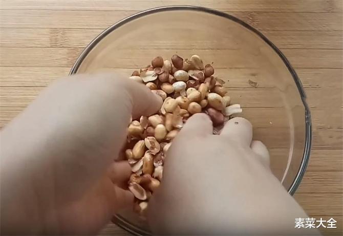 花生和面粉新吃法,一叠一抻,鼓大泡就好,香甜酥脆,做法超简单