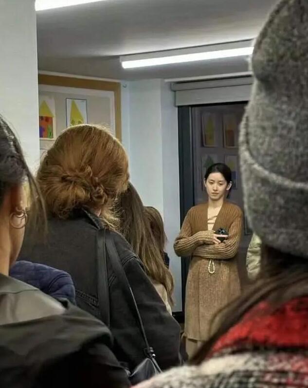 刘强东章泽天现身巴黎，8岁女儿紧贴爸爸，父女俩牵手过街太有爱