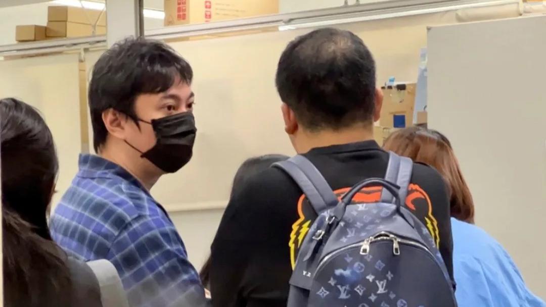 王思聪日本被偶遇，被吐槽穿着邋遢五五分，助理一身行头超3万！