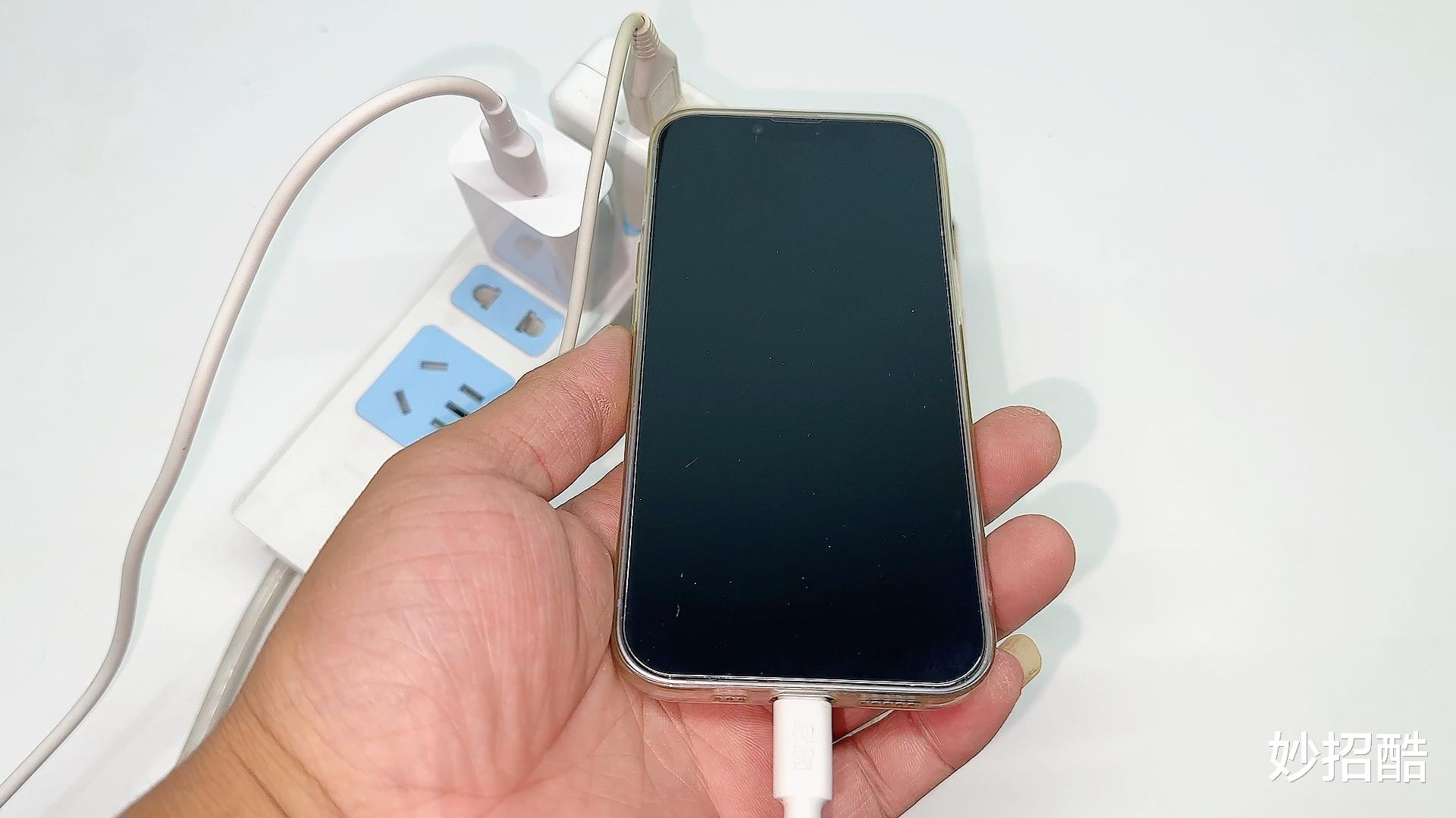 不管什么手机,切记不要这样充电,不然手机就离报废不远了