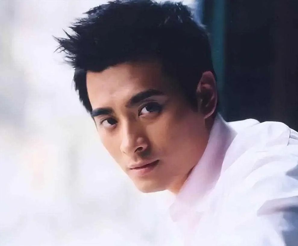 陈龙：曾是胶水厂工人，闪婚小10岁章龄之，走红后对妻子不离不弃