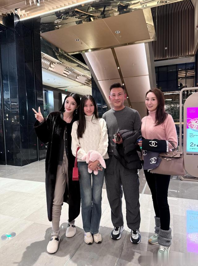 郭可盈一家和朋友聚会, 15岁女儿亭亭玉立, 55岁郭可盈打扮粉嫩好美